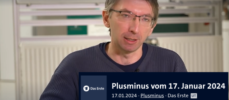 Das ist Florian Blümm. PlusMinus stellt ihn uns als Tech-Blogger vor. In Wahrheit ist er Energiewendegegner und Autor für Nuklearia.