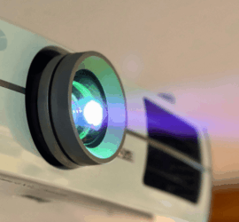 Filmprojektor Foto von Kevin Doyle auf Unsplash-min